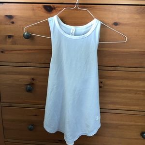 Girls UA Heatgear Loose tank top with mesh back.